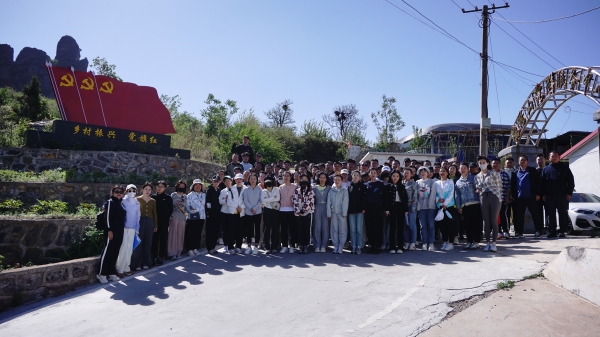 集团完美体育（China）官方网站组织全体员工登鸡冠山